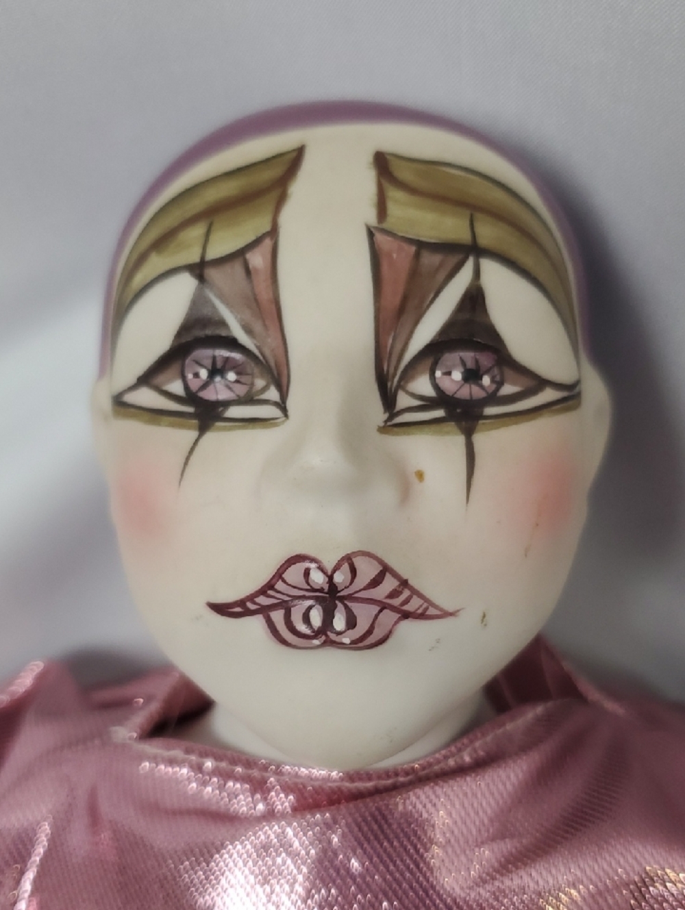 18-in Seymour Mann Vintage Porcelain Harley Quinn Clown Doll. Collectible